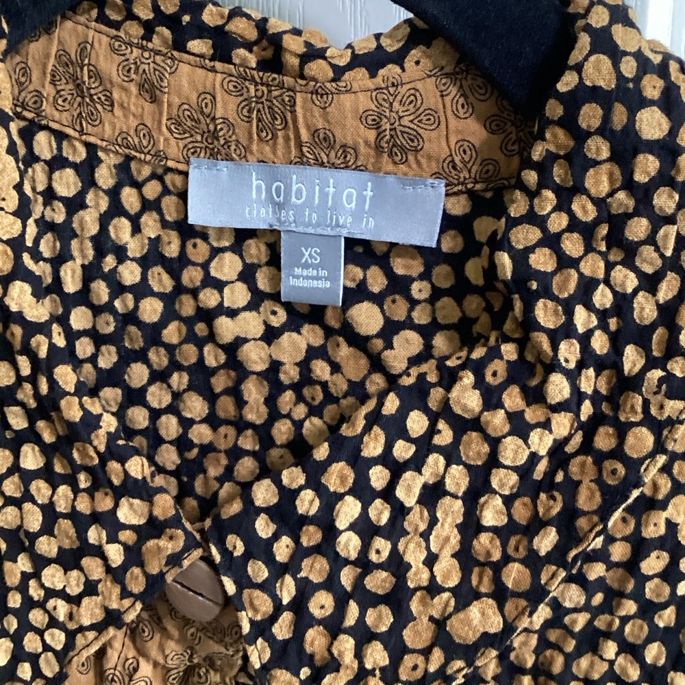 Two-Tone Black & Gold Button-Up Blouse - Picture 4 of 6